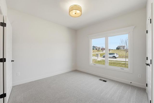 10022 N Oakland Avenue, Kansas City, MO 64157