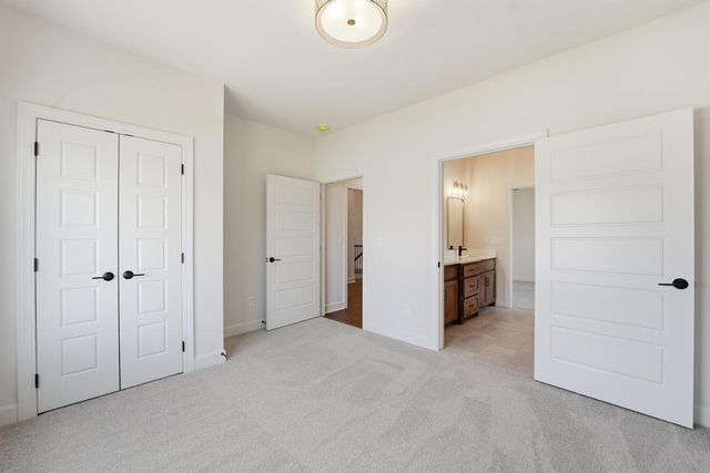 10022 N Oakland Avenue, Kansas City, MO 64157