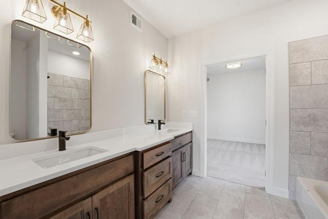 10022 N Oakland Avenue, Kansas City, MO 64157