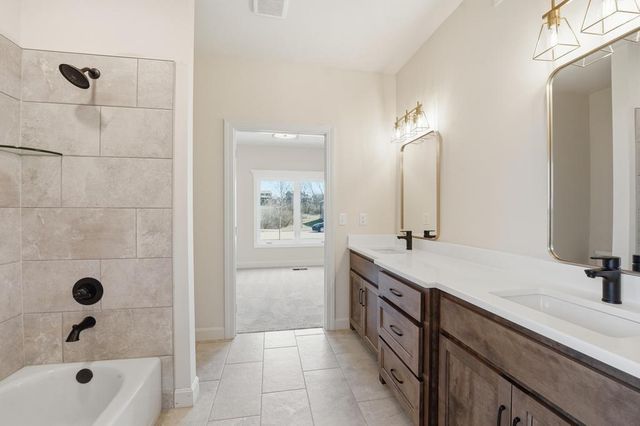 10022 N Oakland Avenue, Kansas City, MO 64157