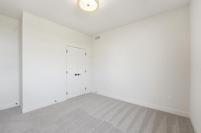 10022 N Oakland Avenue, Kansas City, MO 64157