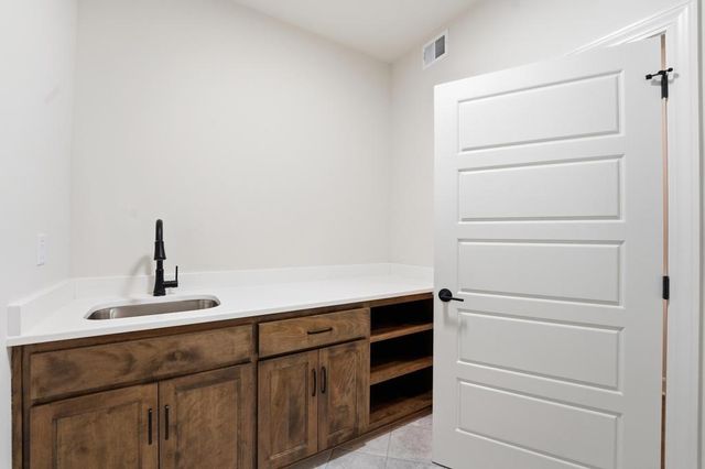 10022 N Oakland Avenue, Kansas City, MO 64157