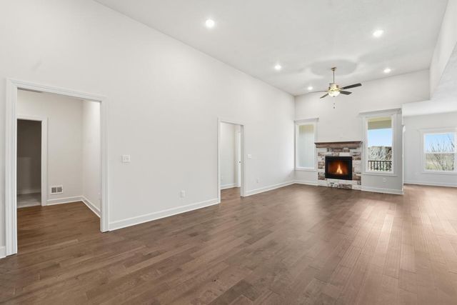 10022 N Oakland Avenue, Kansas City, MO 64157