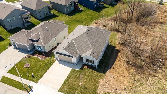 10022 N Oakland Avenue, Kansas City, MO 64157