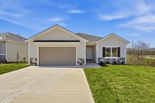 10022 N Oakland Avenue, Kansas City, MO 64157