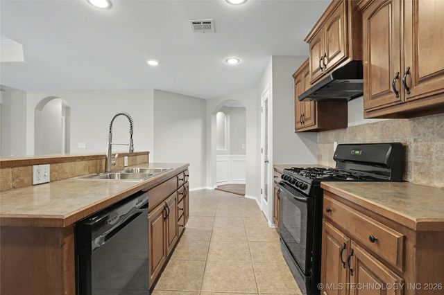 2013 W Woodbury Street, Broken Arrow, OK 74012