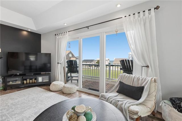 21 Channel LN, Hampton, VA 23664