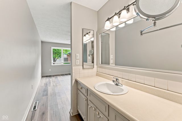 2365 Glenview Drive, Columbus, IN 47203