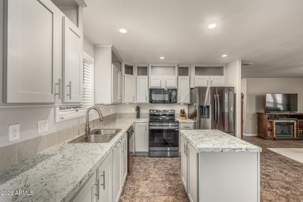 Image 4 of property listing at 10960 N 67TH Avenue 217, Glendale, AZ 85304