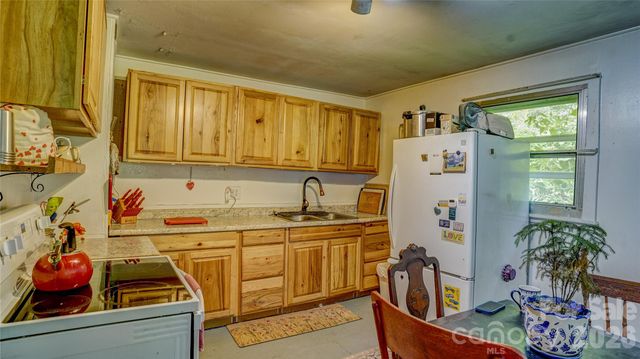 1213 Roaring Fork Road, Mars Hill, NC 28754