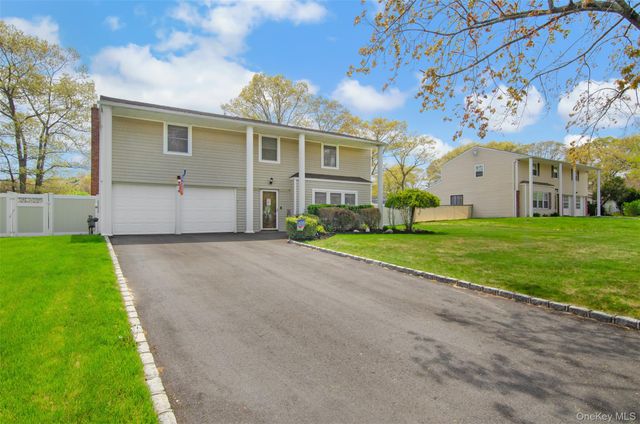 18 Calicotree Lane, Coram, NY 11727