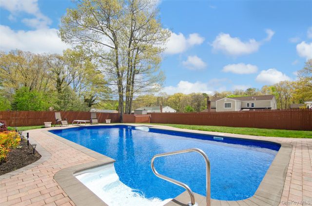 18 Calicotree Lane, Coram, NY 11727