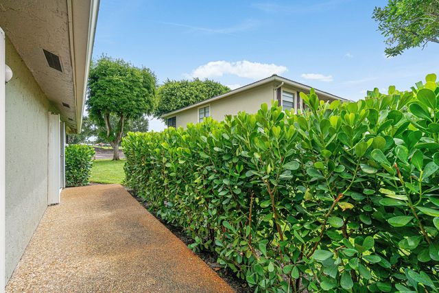 27 Stratford Lane W D, Boynton Beach, FL 33436