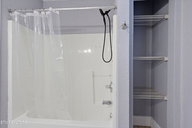 5301 Ross Rd, Knoxville, TN 37914