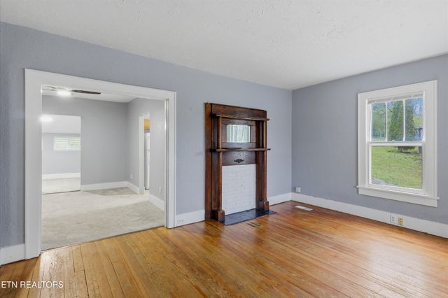 5301 Ross Rd, Knoxville, TN 37914