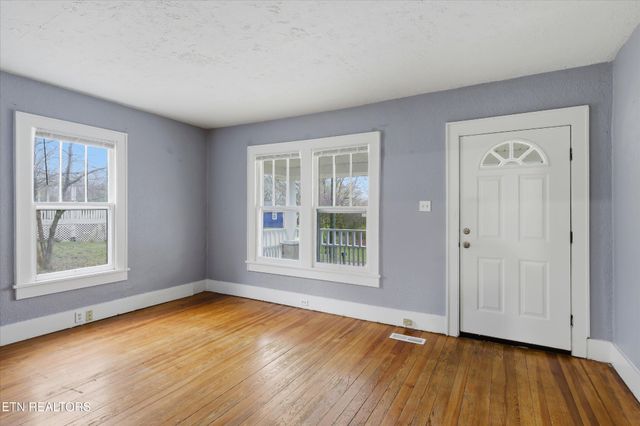 5301 Ross Rd, Knoxville, TN 37914