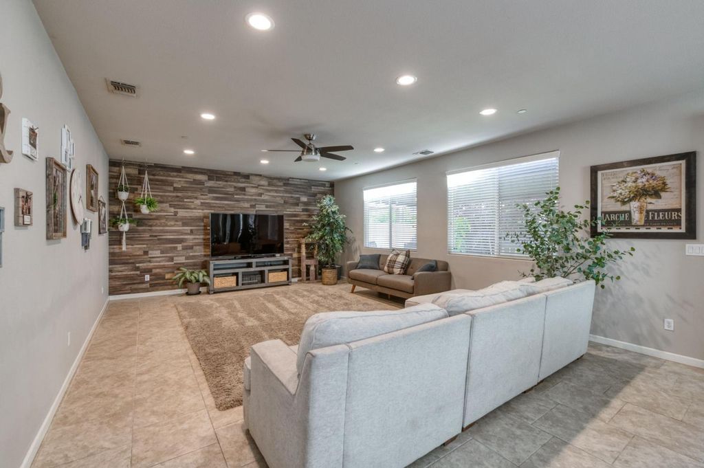 Image 7 of property listing at 3606 Saginaw Avenue, Clovis, CA 93619