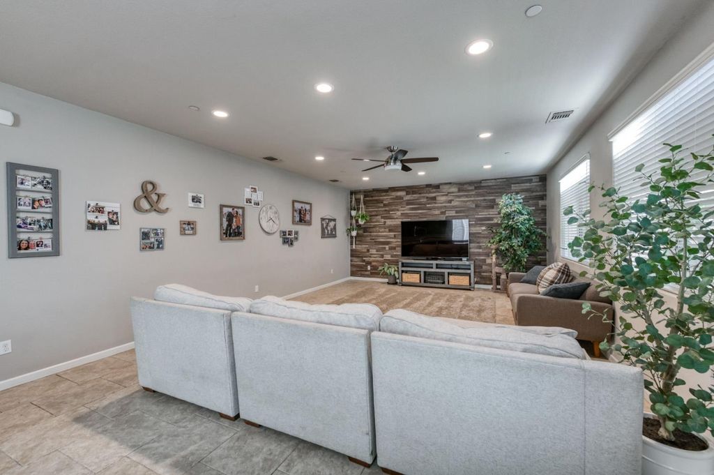 Image 8 of property listing at 3606 Saginaw Avenue, Clovis, CA 93619