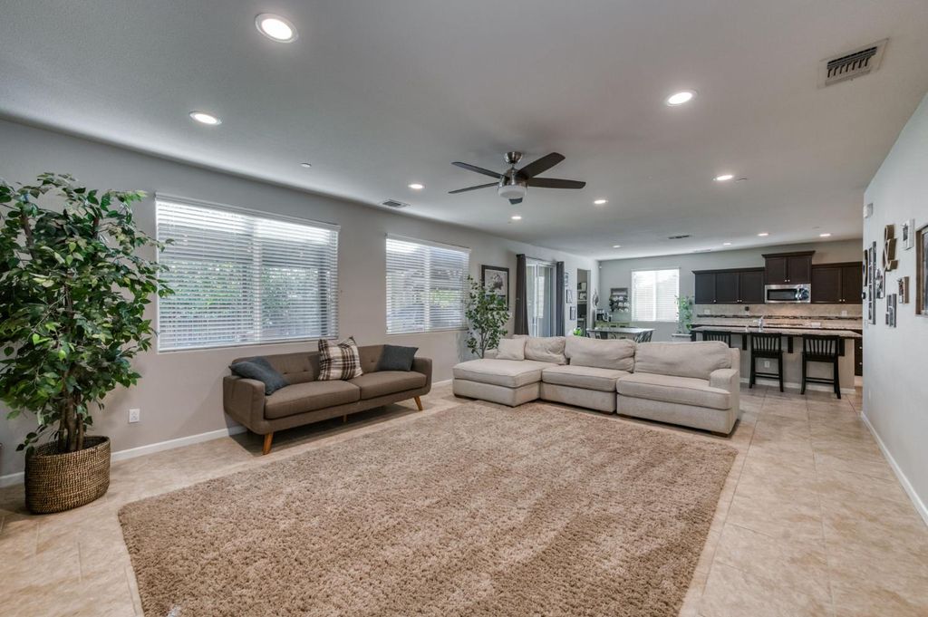 Image 9 of property listing at 3606 Saginaw Avenue, Clovis, CA 93619