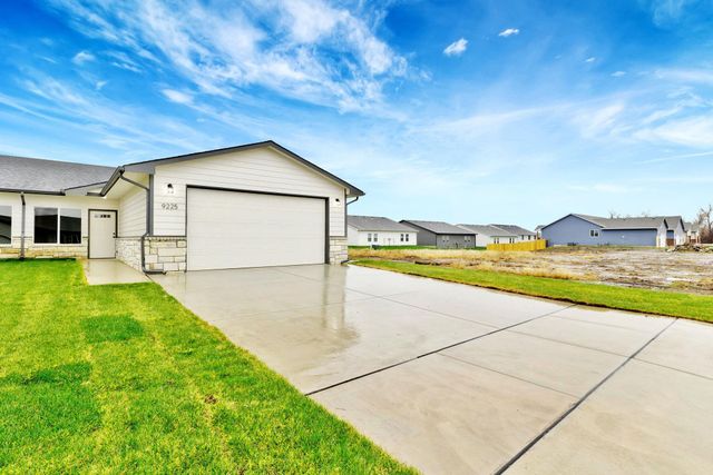 9227 E Fox Pointe Ct, Bel Aire, KS 67226