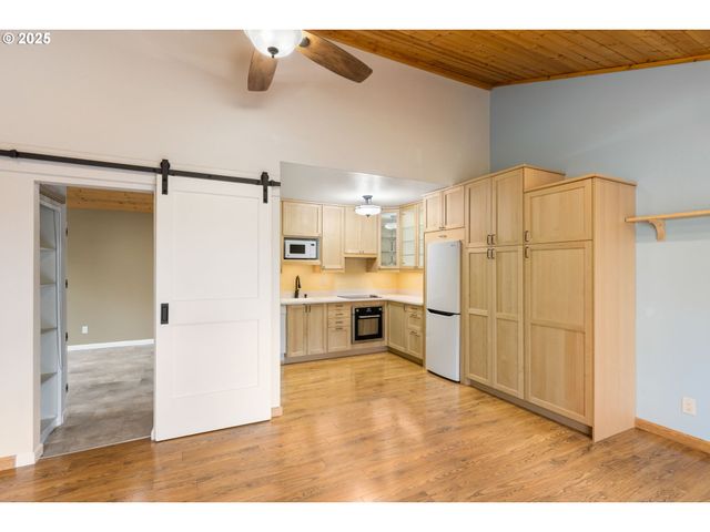 7734 Sw BARNES Rd A, Portland, OR 97225