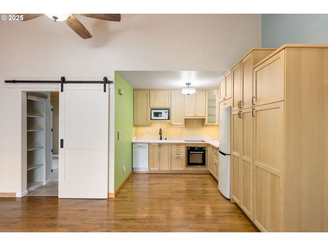 7734 Sw BARNES Rd A, Portland, OR 97225