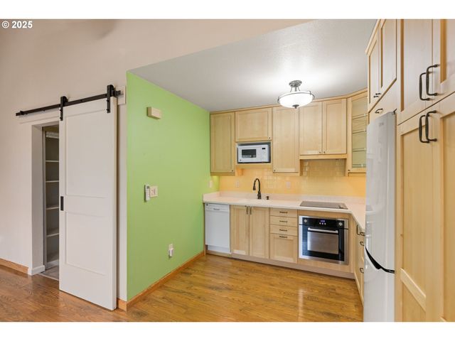 7734 Sw BARNES Rd A, Portland, OR 97225