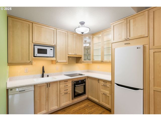 7734 Sw BARNES Rd A, Portland, OR 97225