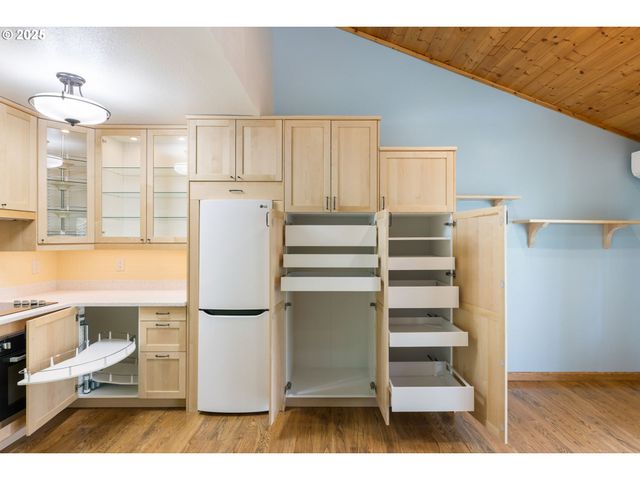7734 Sw BARNES Rd A, Portland, OR 97225