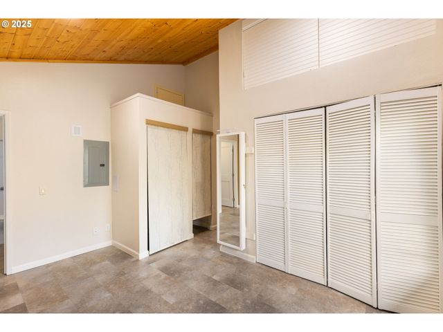 7734 Sw BARNES Rd A, Portland, OR 97225