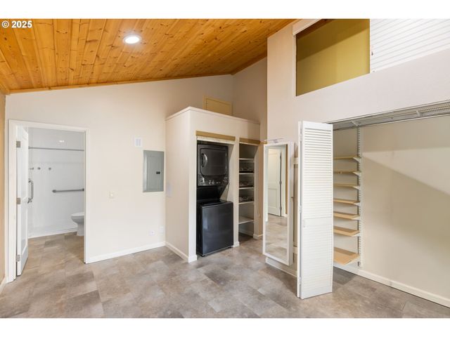 7734 Sw BARNES Rd A, Portland, OR 97225