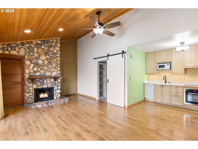 7734 Sw BARNES Rd A, Portland, OR 97225