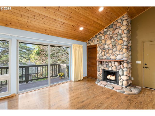 7734 Sw BARNES Rd A, Portland, OR 97225
