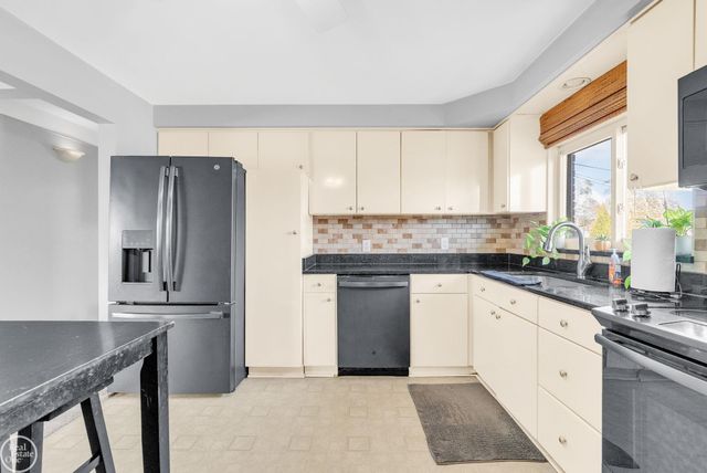 8133 Southfield Drive, Shelby Twp, MI 48316