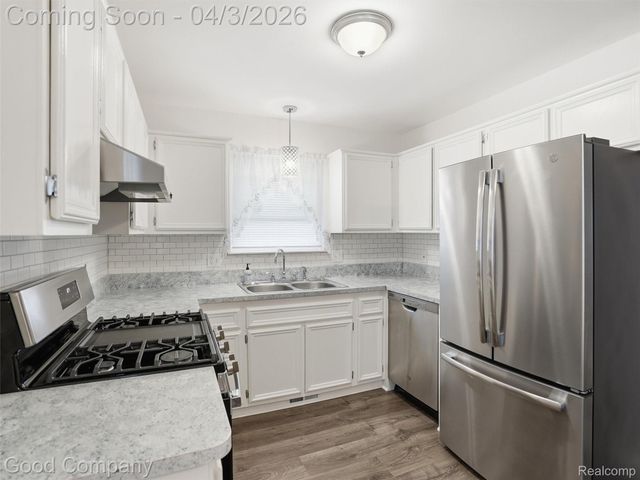 27825 Kaufman Street, Roseville, MI 48066