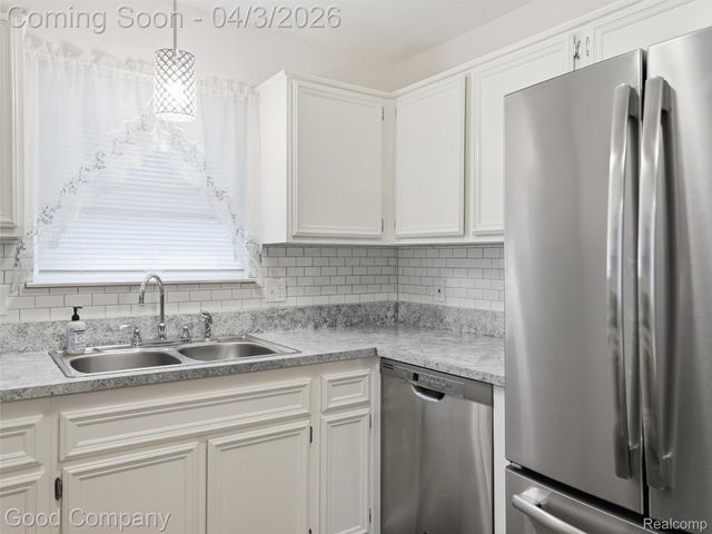 27825 Kaufman Street, Roseville, MI 48066