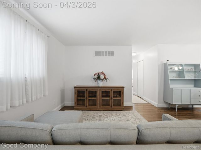 27825 Kaufman Street, Roseville, MI 48066