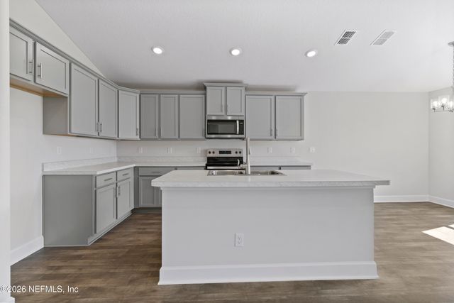 8393 HELMSLEY Boulevard, Jacksonville, FL 32119