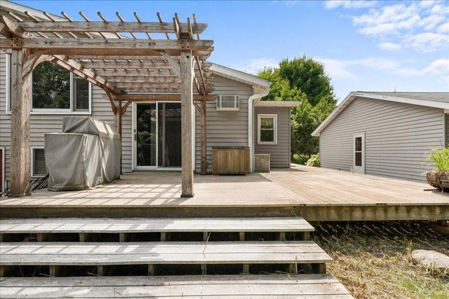 1041 River Drive, River Falls, WI 54022