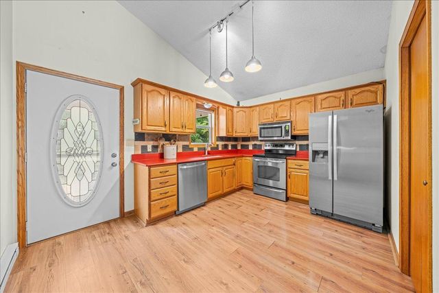 1041 River Drive, River Falls, WI 54022