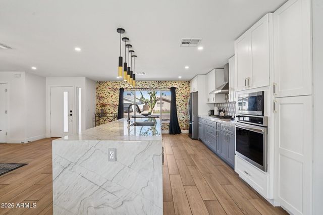 8707 E CLARENDON Avenue, Scottsdale, AZ 85251