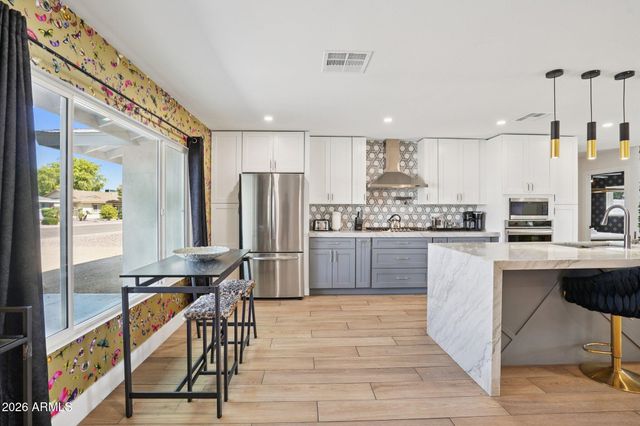 8707 E CLARENDON Avenue, Scottsdale, AZ 85251