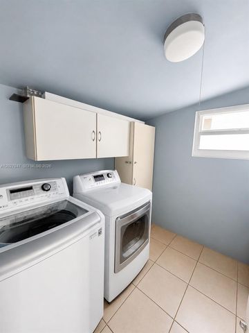5651 NE 9th Ave, Oakland Park, FL 33334
