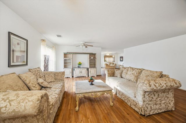 4710 Meadowthorn Court, Friendswood, TX 77546