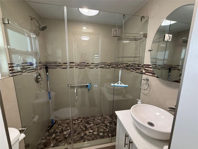 11602 NW 58th Ave EFF, Hialeah, FL 33012