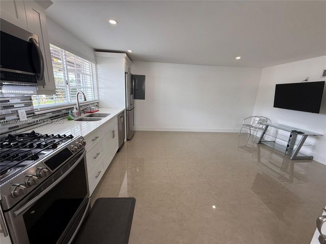 11602 NW 58th Ave EFF, Hialeah, FL 33012