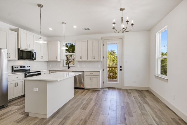 424 SHADY BLUFF DR, Wimberley, TX 78676