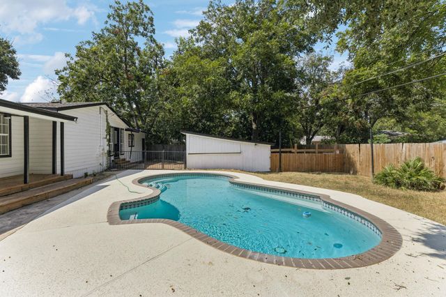 908 Kent ST, Taylor, TX 76574