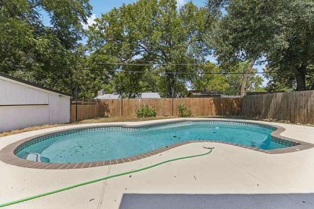 908 Kent ST, Taylor, TX 76574