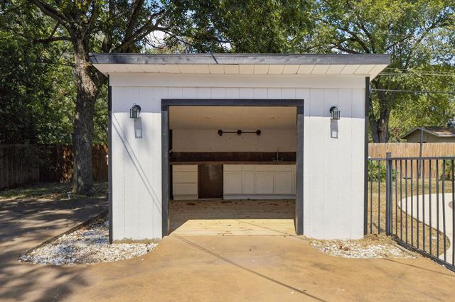 908 Kent ST, Taylor, TX 76574